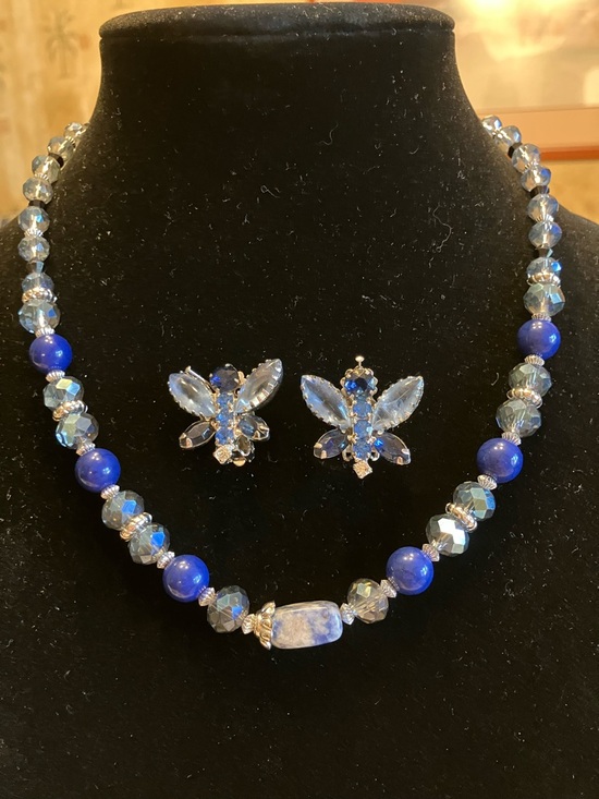 unmarked Jewelry - CRYSTAL NECKACE AND MATCHING CLIP EARRINGS